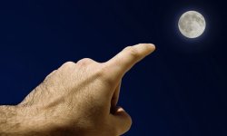 finger-moon